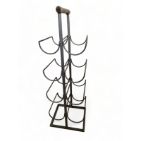  Wijnrek staand 8 flessen metaal zilver/grijs met houten handvat. Afmetingen 19,5 x 19,5 x 60 cm