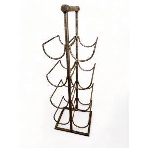 Wijnrek staand 8 flessen metaal goud met houten handvat. Afmetingen 19,5 x 19,5 x 60 cm